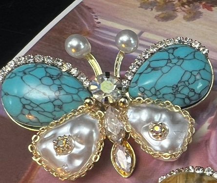Brosche „Schmetterling“ – luxuriöses Schmuckstück mit Strasssteinen aus Natursteinen.