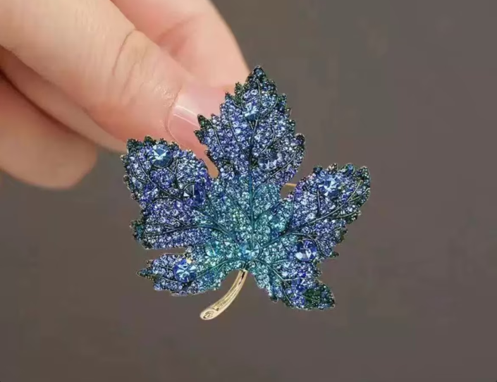 Elegante blaue Brosche mit Strasssteinen in Form eines Ahornblatts