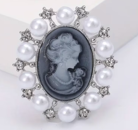 Klassische Kamee-Brosche – Vintage-Stil mit Perlen und Strass