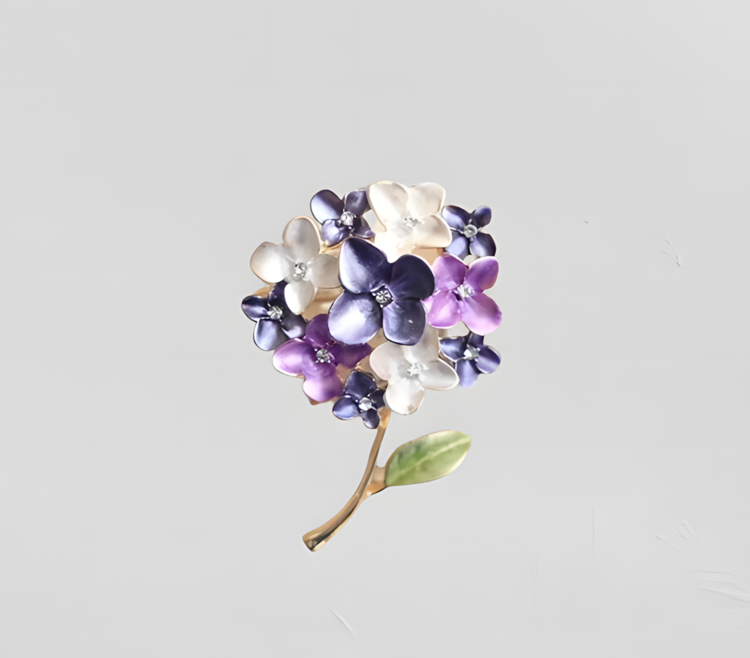 Elegante Blumenbrosche „Fliederzauber“ – Romantischer Blickfang im Vintage-Stil