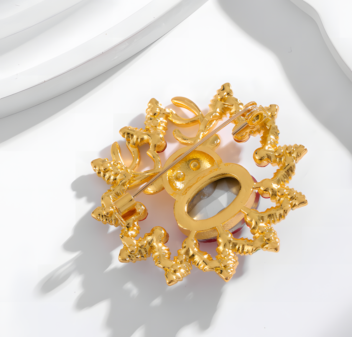 Weihnachtsbrosche Rentier mit rotem Kristall – Festlicher Schmuck