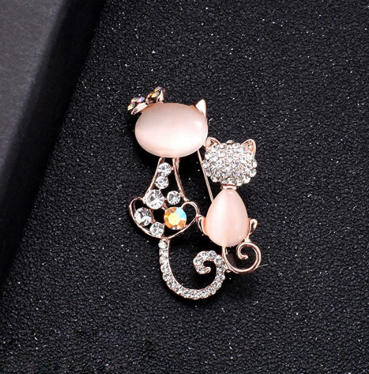 Brosche „Zwei Katzen“ – elegantes Accessoire mit rosa Steinen und Strass
