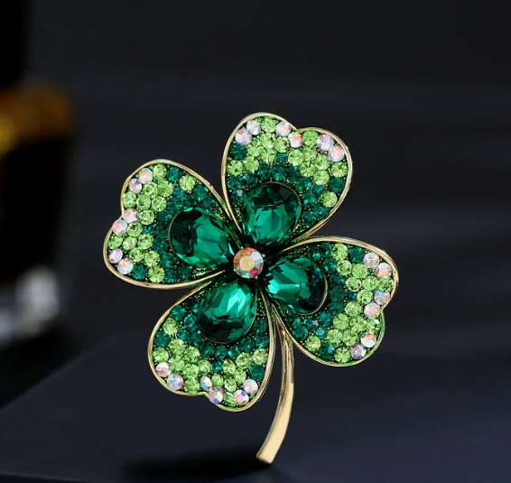 Brosche „Vierblättriges Kleeblatt“ – stilvoller Glücksbringer mit Kristallen