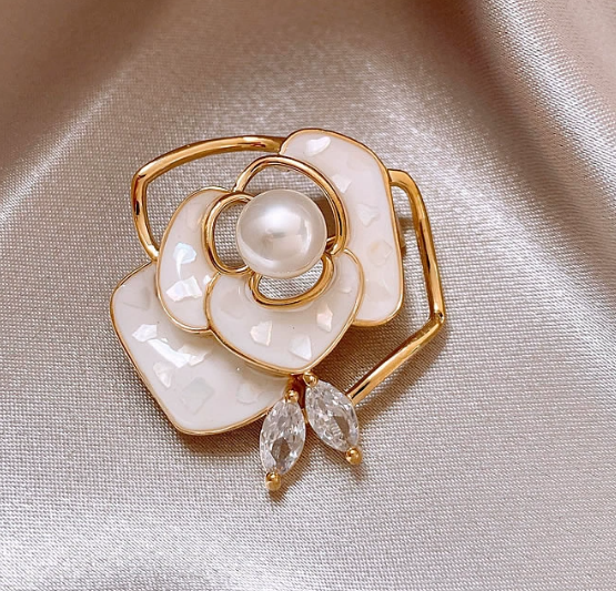 Elegante Blumenbrosche mit Perle und Kristallen