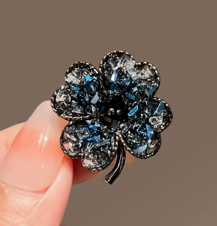 Brosche „Vierblättriges Kleeblatt“ – stilvoller Glücksbringer mit Kristallen