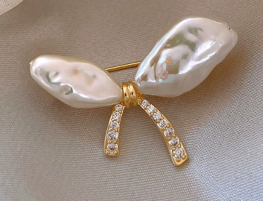 Elegante Schleifenbrosche mit Perlen und Strasssteinen