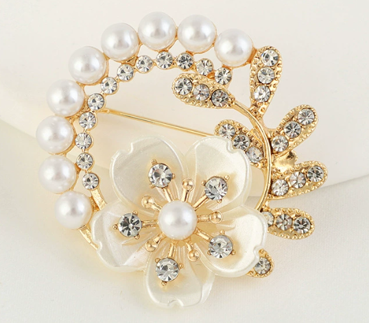 Elegante Blumenbrosche mit Perle und Kristallen