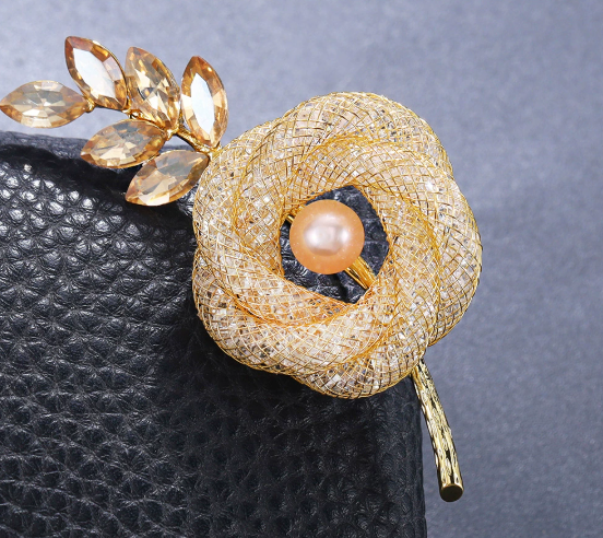 Elegante Blumenbrosche mit Perle und Kristallen