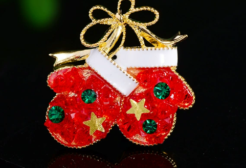 Elegante Brosche in Form süßer Weihnachtsfäustlinge