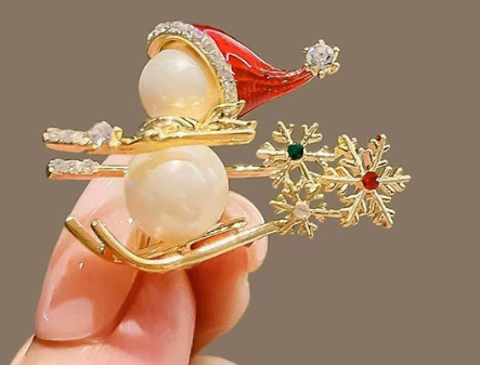 Elegante Brosche in Form eines Schneemanns