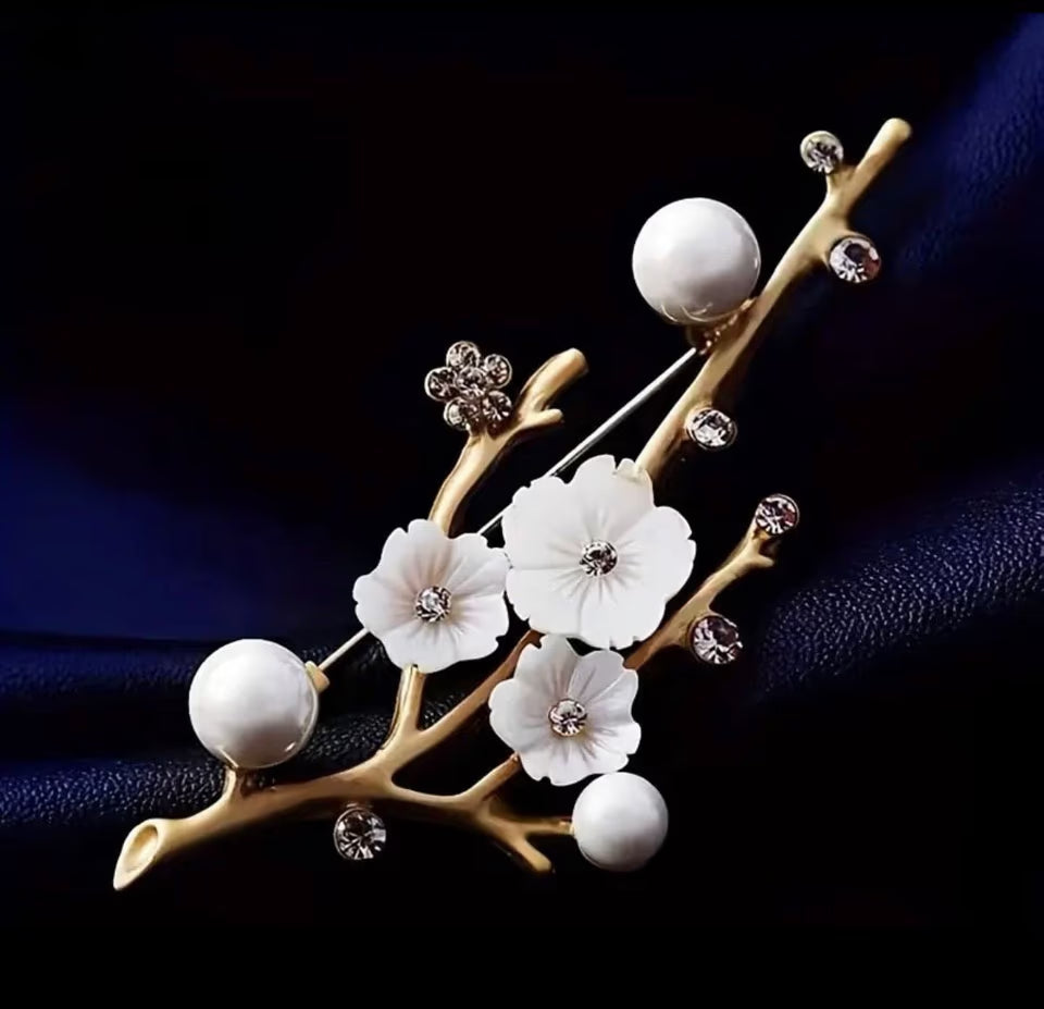 Elegante Blumenbrosche mit Perle und Kristallen