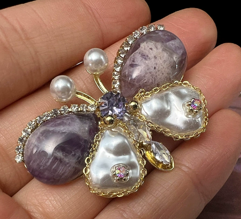 Brosche „Schmetterling“ – luxuriöses Schmuckstück mit Strasssteinen aus Natursteinen