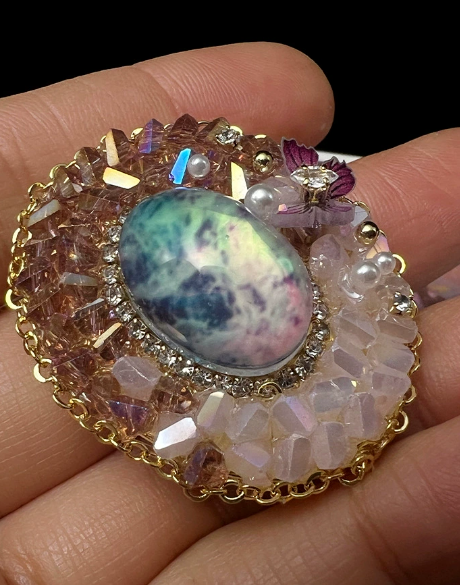 Elegante Brosche mit Strasssteinen aus Natursteinen