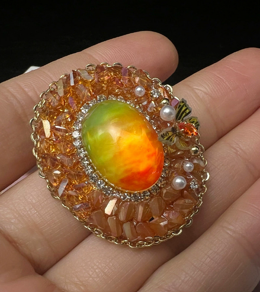 Elegante Brosche mit Strasssteinen aus Natursteinen