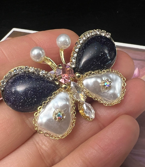 Brosche „Schmetterling“ – luxuriöses Schmuckstück mit Strasssteinen aus Natursteinen.