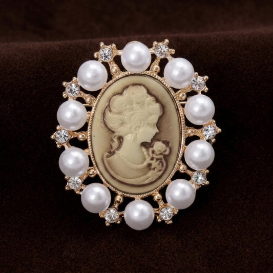 Klassische Kamee-Brosche – Vintage-Stil mit Perlen und Strass