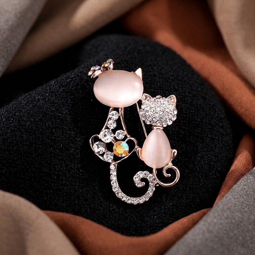 Brosche „Zwei Katzen“ – elegantes Accessoire mit rosa Steinen und Strass