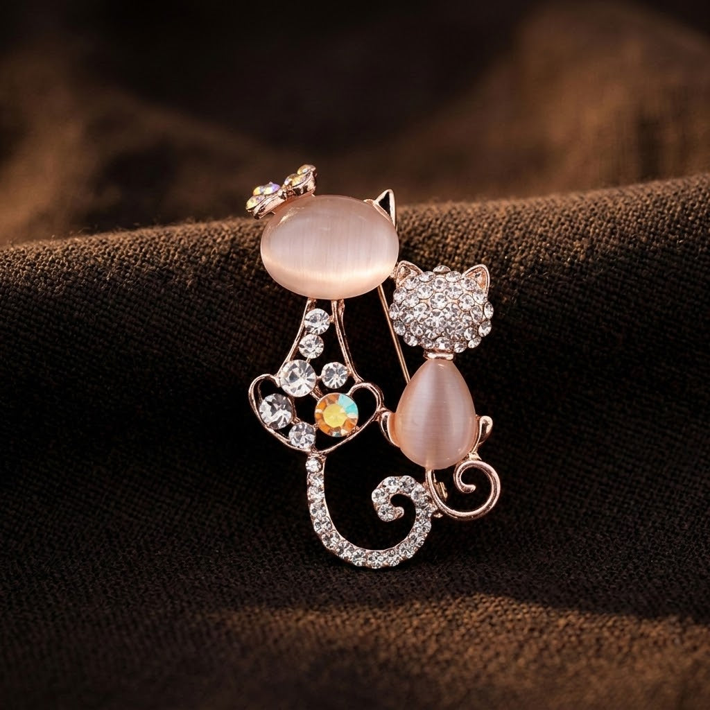 Brosche „Zwei Katzen“ – elegantes Accessoire mit rosa Steinen und Strass