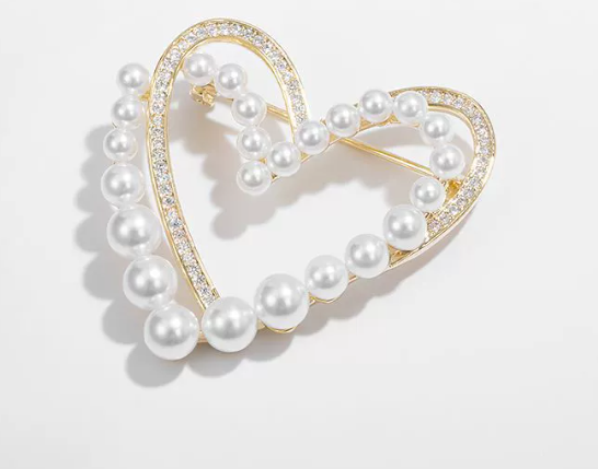 Luxuriöse Herzbrosche mit Perlen und Kristallen