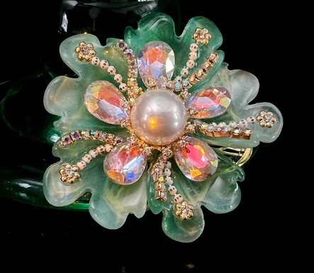 Blumen-Brosche mit Strasssteinen aus Natursteinen