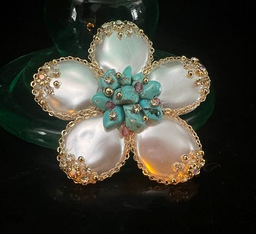 Elegante Blumenbrosche mit Strasssteinen aus Natursteinen.