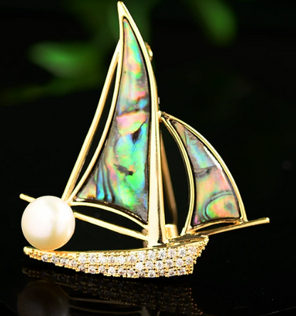 Elegante Segelboot-Brosche – Goldfarben mit Perlmutteinlage und Perlen-Akzent