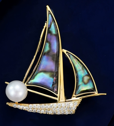 Elegante Segelboot-Brosche – Goldfarben mit Perlmutteinlage und Perlen-Akzent