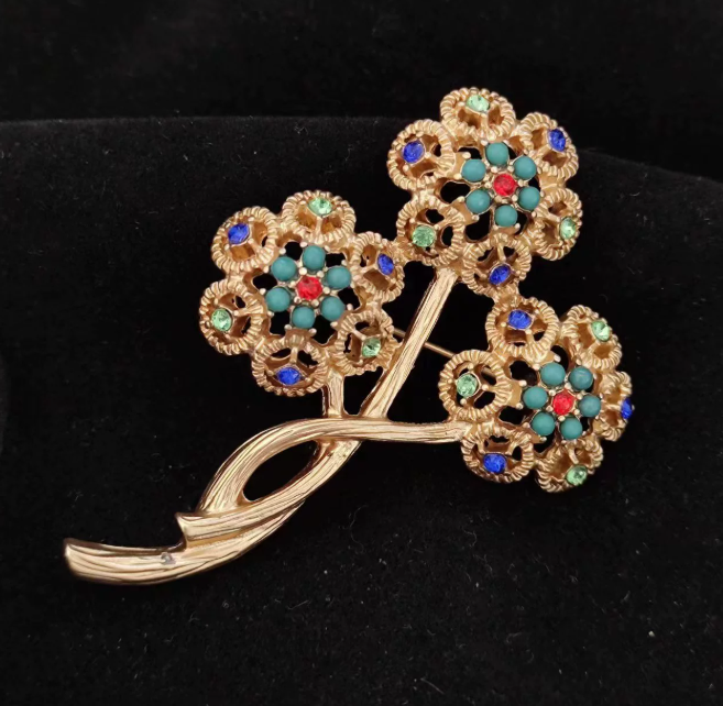 Elegante Blumenstrauß-Brosche mit Türkis-Akzenten & bunten Kristallen