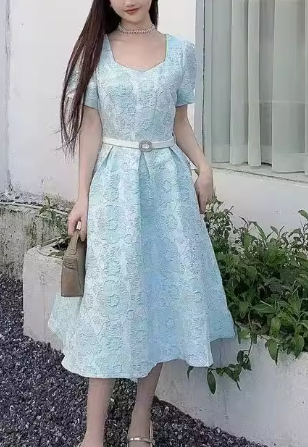 Elegantes Hellblaues Midikleid mit Jacquard-Blumenmuster und Retro-Chic – Ideal für Frühling/Sommer