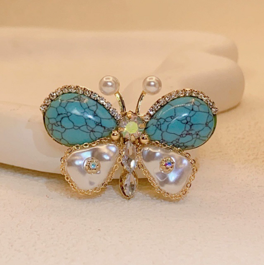 Brosche „Schmetterling“ – luxuriöses Schmuckstück mit Strasssteinen aus Natursteinen.