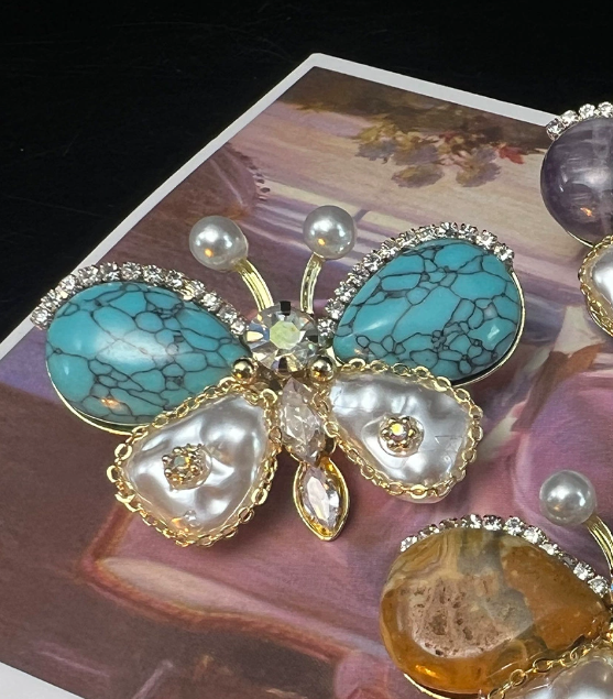 Brosche „Schmetterling“ – luxuriöses Schmuckstück mit Strasssteinen aus Natursteinen.