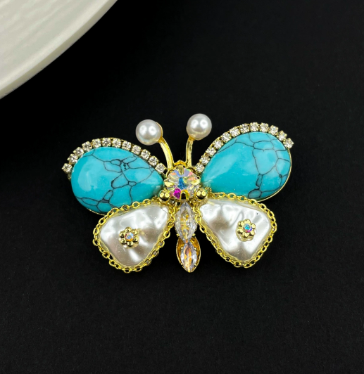 Brosche „Schmetterling“ – luxuriöses Schmuckstück mit Strasssteinen aus Natursteinen.