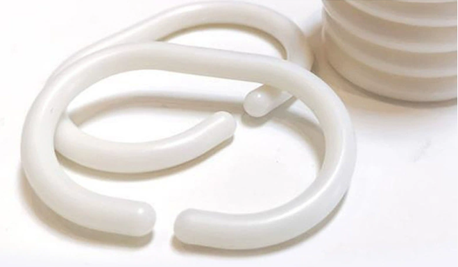 Weihnachtsduschvorhang mit Ringen.