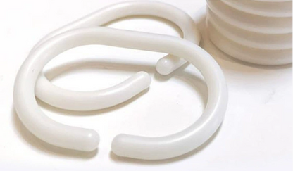 Weihnachtsduschvorhang mit Ringen.