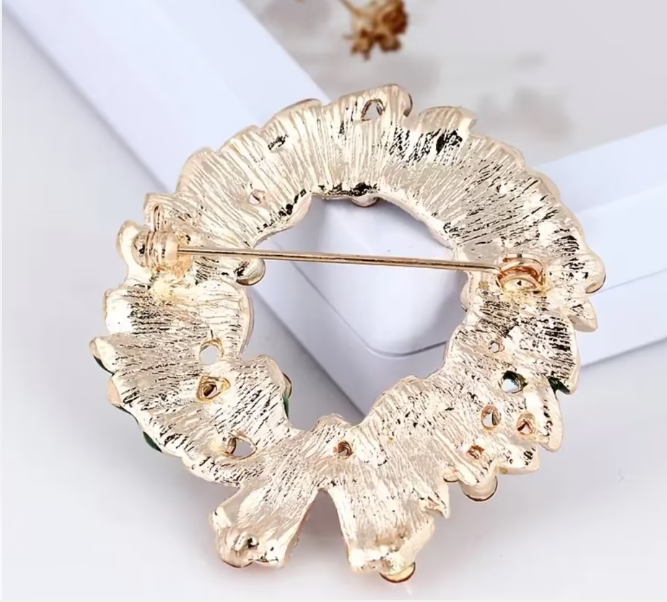 Elegante Brosche in Form süße Weihnachtskranz
