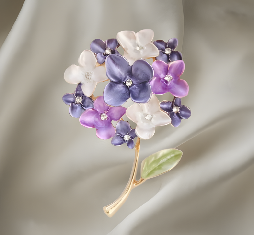 Elegante Blumenbrosche „Fliederzauber“ – Romantischer Blickfang im Vintage-Stil