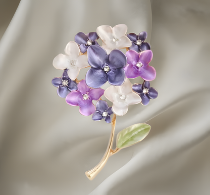 Elegante Blumenbrosche „Fliederzauber“ – Romantischer Blickfang im Vintage-Stil