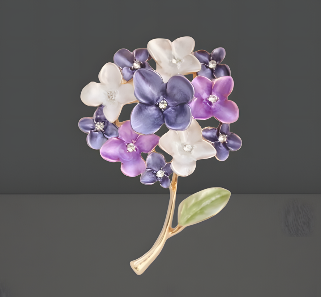 Elegante Blumenbrosche „Fliederzauber“ – Romantischer Blickfang im Vintage-Stil