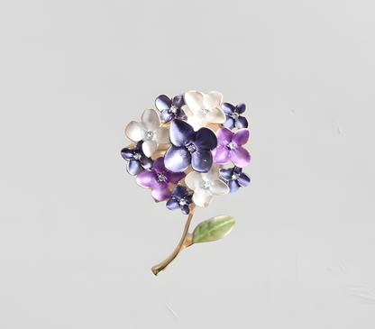 Elegante Blumenbrosche „Fliederzauber“ – Romantischer Blickfang im Vintage-Stil