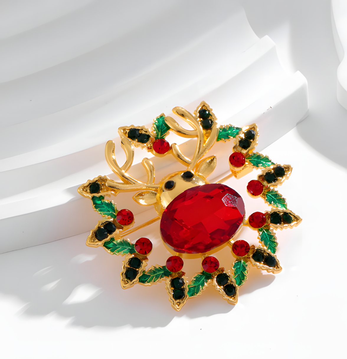 Weihnachtsbrosche Rentier mit rotem Kristall – Festlicher Schmuck