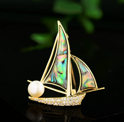 Elegante Segelboot-Brosche – Goldfarben mit Perlmutteinlage und Perlen-Akzent