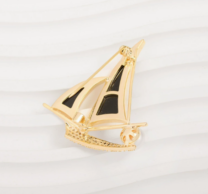 Elegante Segelboot-Brosche – Goldfarben mit Perlmutteinlage und Perlen-Akzent