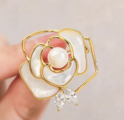 Elegante Blumenbrosche mit Perle und Kristallen