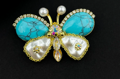 Brosche „Schmetterling“ – luxuriöses Schmuckstück mit Strasssteinen aus Natursteinen.