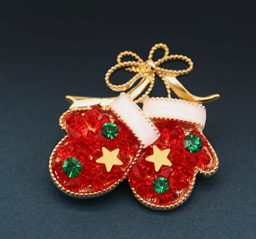 Elegante Brosche in Form süßer Weihnachtsfäustlinge