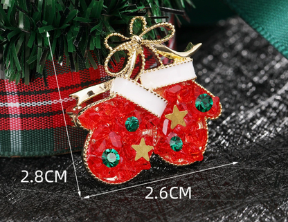 Elegante Brosche in Form süßer Weihnachtsfäustlinge