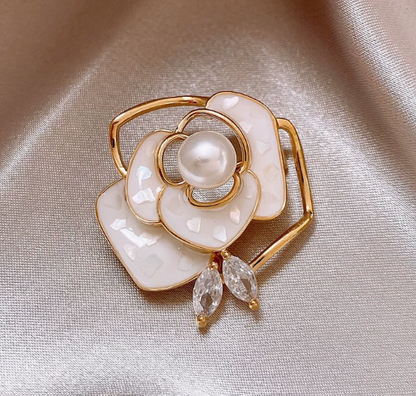 Elegante Blumenbrosche mit Perle und Kristallen