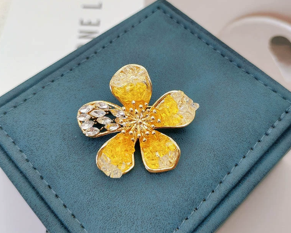 Eleganter Blumenbrosche – Goldfarben mit Gelben Kristalldetails & Glitzernden Strasssteinen
