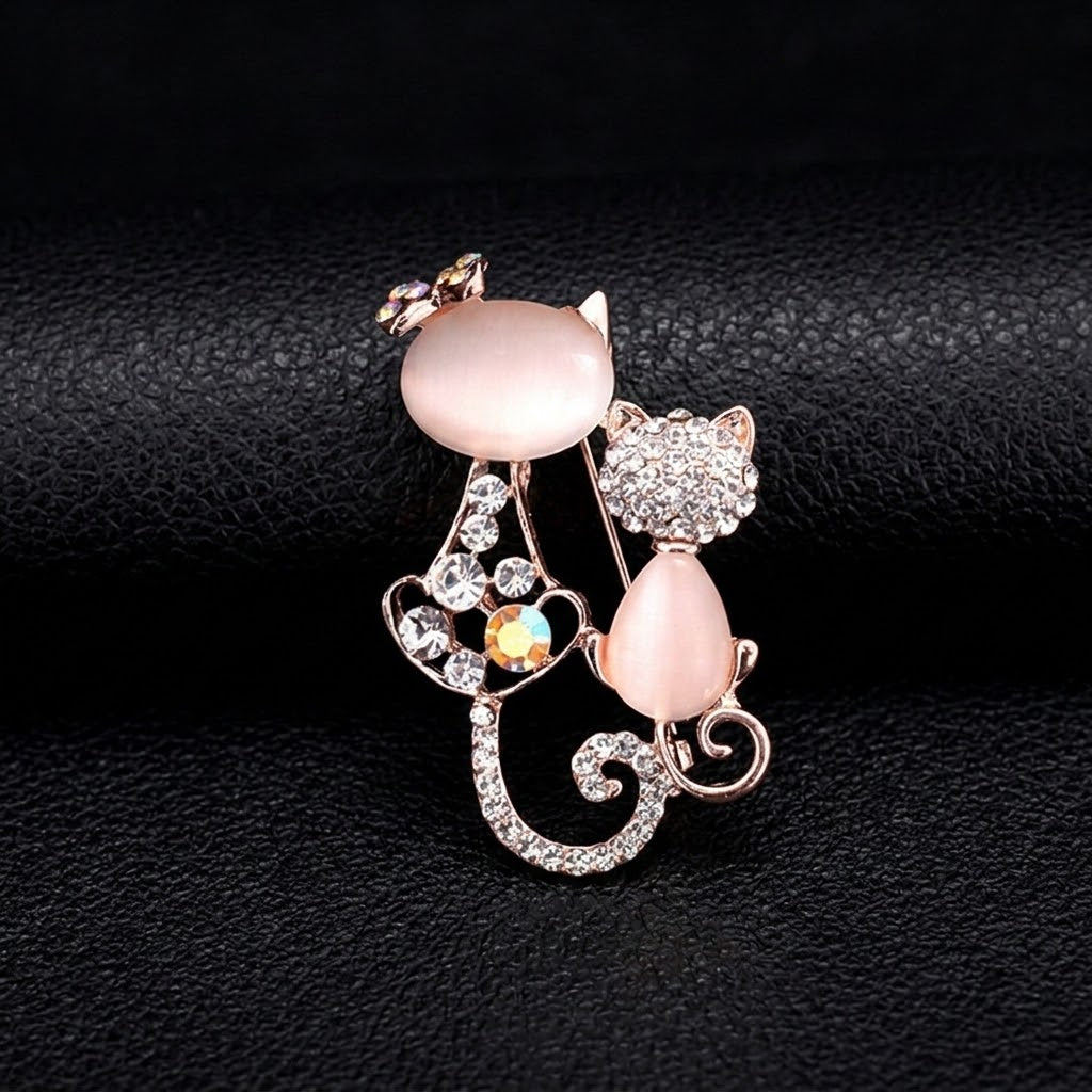 Brosche „Zwei Katzen“ – elegantes Accessoire mit rosa Steinen und Strass