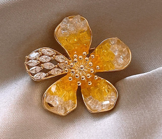 Eleganter Blumenbrosche – Goldfarben mit Gelben Kristalldetails & Glitzernden Strasssteinen